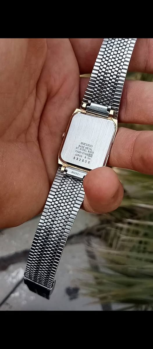 سيكو تانك 
كوارتز انتاج 1985
ابعاد 25×30 ملم كلاسيك رسمي 
نظافة ممتازة جدا
فقط ملاحظة جدا صغيرة بالزجاج(خط صغير غير واضح )
مينا مميز لونين مع أطار مزخرف ذهبي
شعار تاجي مع كريستال عند الساعة 12
الساعة بلادية بالكامل
السعر 90 الف 
@highlight


**إذا كنت صاحب هذا الإعلان وتريد حذفه لأي سبب، رجاءا أرسل رسالة إلى الدعم الفني**