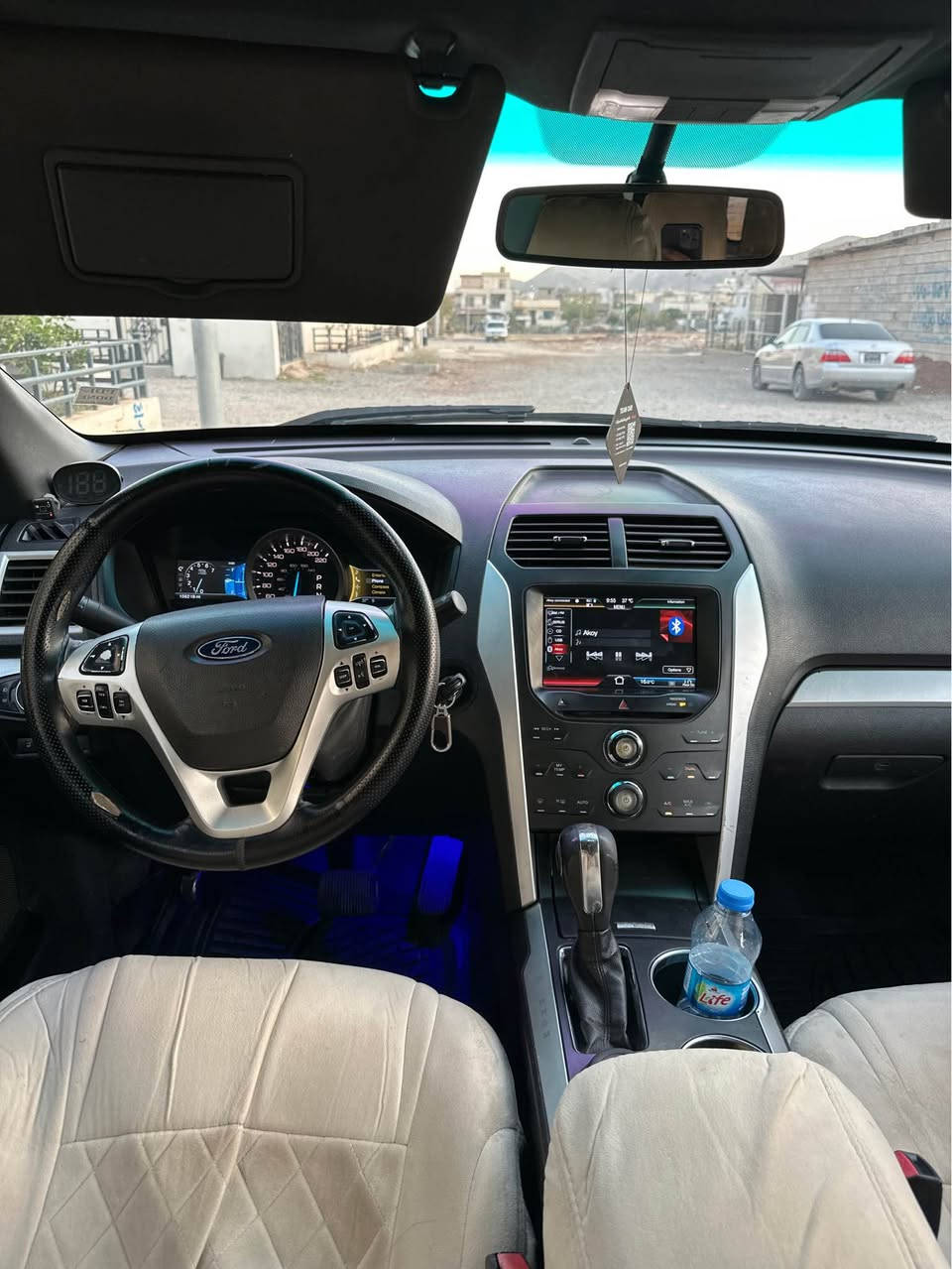 سلام علیکم
ford explorer 2011
فول مواسەفات تەنها سڵاید نیە  
٥ پارچە بۆیاغ
٢ تەعدیل
گێڕ و مەکینە هەموو بەشەرت 
***********
*********** أربيل, العراق
