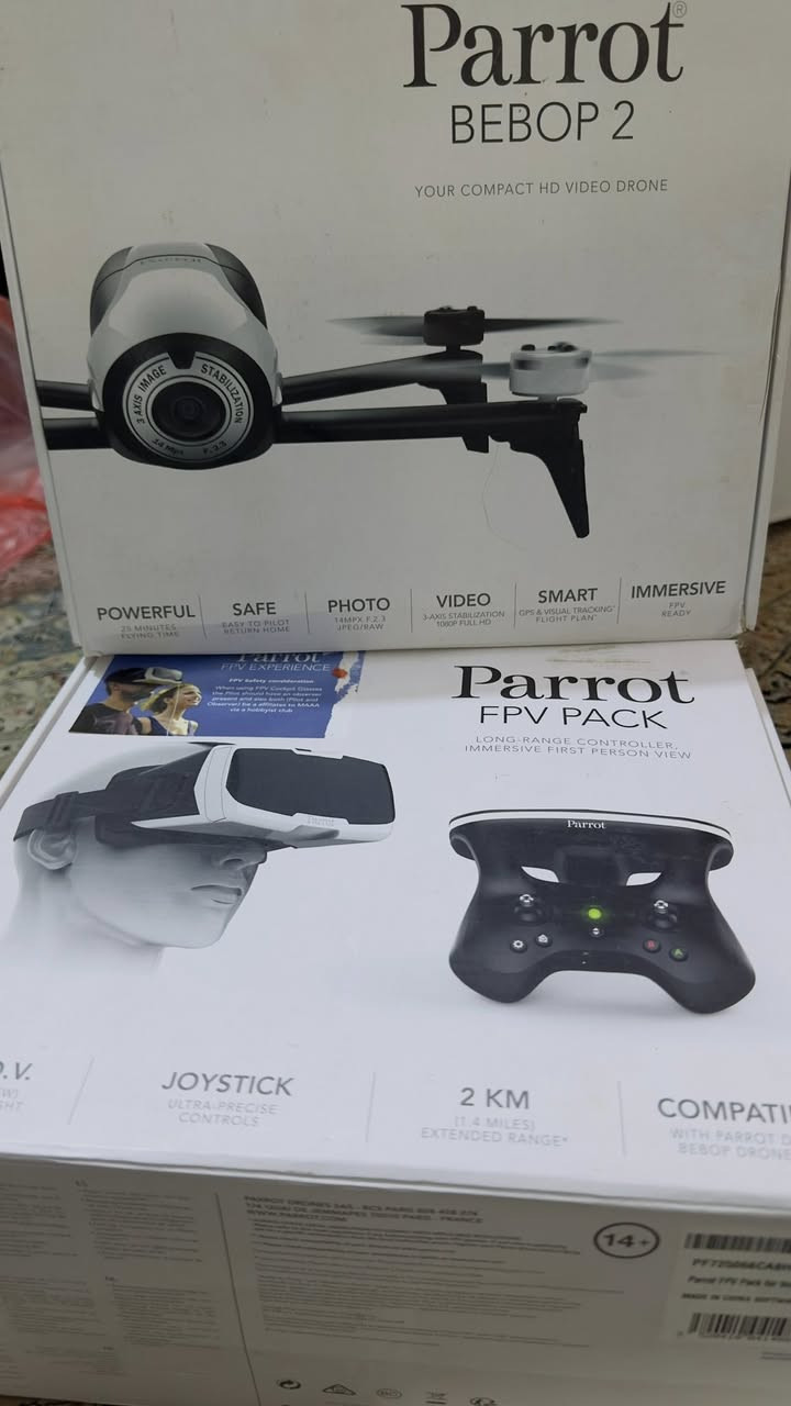 1. الكاميرا والتصوير
• الدقة: تصوير فوتوغرافي بدقة 14 ميجابكسل.
• الفيديو: تسجيل فيديو عالي الدقة Full HD 1080p.
• التثبيت: نظام تثبيت رقمي ثلاثي المحاور (3-Axis) لضمان صور وفيديوهات ثابتة حتى أثناء الحركة القوية.
• العدسة: عدسة "عين السمكة" (Fisheye) بفتحة عدسة \bm{f/2.3}.
2. الأداء والبطارية
• وقت الطيران: يصل إلى 25 دقيقة تقريباً بشحنة واحدة.
• المدى: مع جهاز التحكم "Skycontroller 2" الموجود في الصورة، يصل المدى إلى 2 كيلومتر (حوالي 1.4 ميل) في المناطق المفتوحة.
• السرعة: طائرة رشيقة وسريعة، مصممة لتحمل الرياح بشكل جيد مقارنة بحجمها.
3. المميزات الذكية
• نظام التموضع: مزودة بـ GPS ونظام تتبع بصري للثبات والعودة التلقائية للمنزل (Return Home).
• سهولة الطيران: مصممة لتكون سهلة القيادة للمبتدئين والمحترفين.
4. حزمة FPV (تجربة الطيار)
تأتي هذه النسخة مع ملحقات إضافية تجعل التجربة ممتعة:
• Cockpitglasses: نظارات الواقع الافتراضي التي تضع فيها هاتفك لترى ما تراه الكاميرا مباشرة (بث حي).
• Skycontroller 2: جهاز تحكم دقيق يوفر مدى أبعد وتحكماً أفضل من الطيران عبر الهاتف فقط.


**إذا كنت صاحب هذا الإعلان وتريد حذفه لأي سبب، رجاءا أرسل رسالة إلى الدعم الفني**
