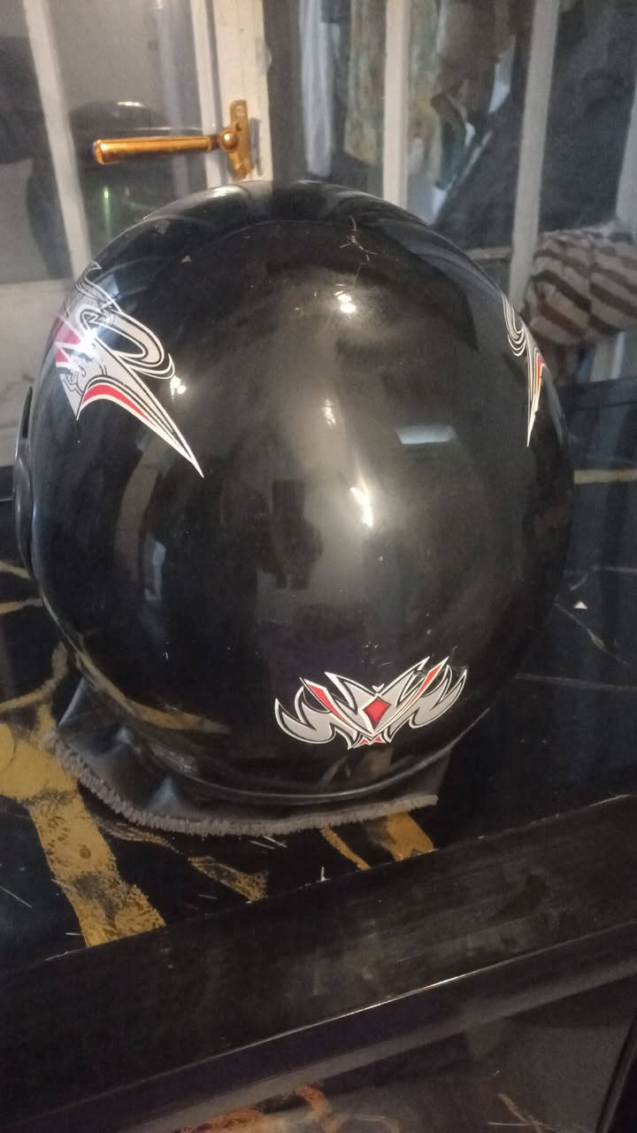 السلام عليكم عندي هاي الخوذه للبيع قيم واخذها ***********
