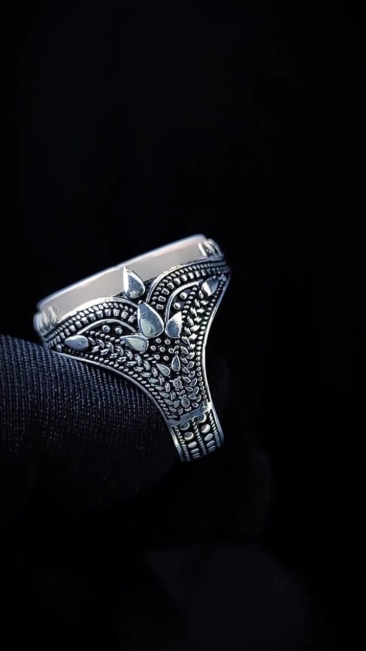 💍✨ محلات دهشه للخواتم الملكية والعقيق اليمني ✨💍

تُعرض لكم من جديد أفخم تشكيلات الخواتم الفضية والعقيق اليمني بمختلف أنواعه وألوانه الساحرة 🌟

تحف ربانية صنعتها الطبيعة بإبداع لا يُوصف، لعشاق الفخامة والتميّز والأناقة الملكية 👑

📦 نوفر خدمة التوصيل إلى جميع أنحاء العالم
📲 للطلب والاستفسار عبر الواتساب:
00967777716585

#RoyalRing
#SilverRing
#YemeniAgate
#RedAgate
#YemeniJewelry
#AgateRing
#LuxuryRing
#MensRing
#925Silver
#AqiqYemeni
#HandmadeJewelry
#SilverJewelry
#Gemstones
#taha_alyemeni
#ring
#jewelry
#silver
#ageta_ring_dahsha
#diamond
#viralshort
#subscribe


**إذا كنت صاحب هذا الإعلان وتريد حذفه لأي سبب، رجاءا أرسل رسالة إلى الدعم الفني**