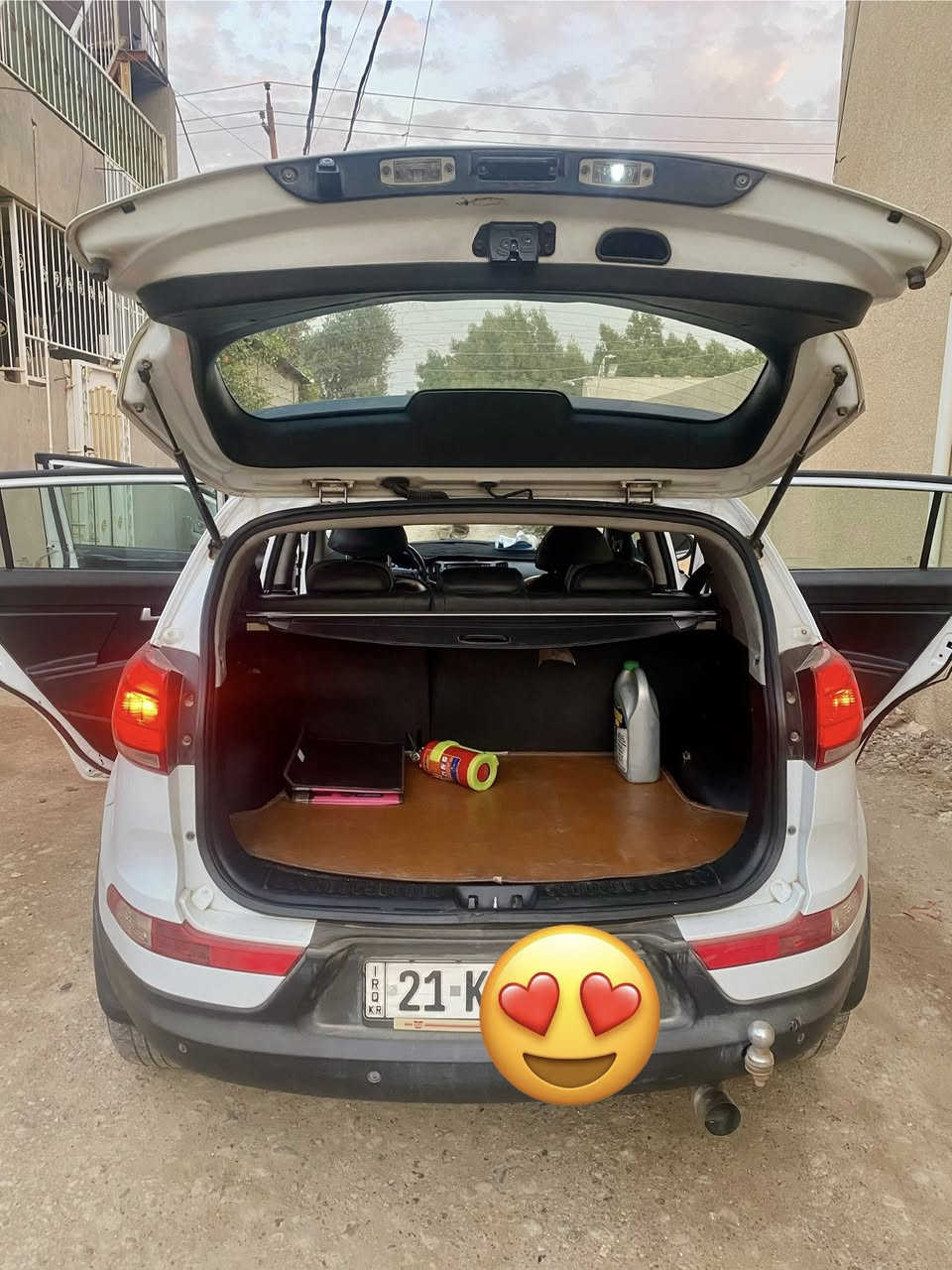 السلام عليكم
كيا سبورتج ٢٠١٥ 
خليجي ابيضّ 
صدر امامي خلفي جديد
تخم دسكات اصلي جديد
ماشية ١٦٢ الف وزيادة
بيها بنيد مبدل 
وبيها بس بارد تحت فتحة
 البنزين موضح بالصور
السعر ١٥٥ 
المكان // بغداد
للتواصل 
***********
