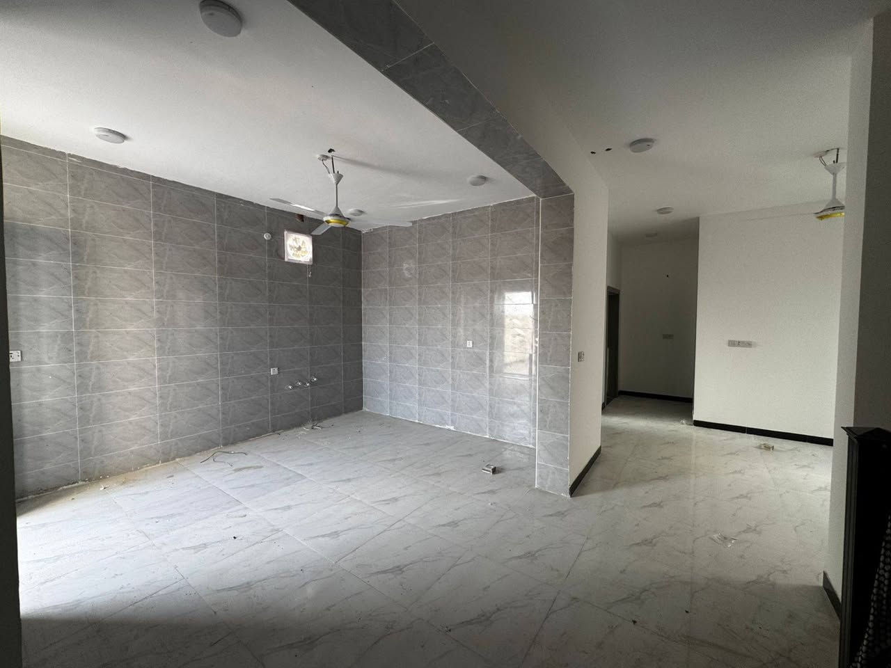 السلام عليكم...
 _🏠🏠🏠بيت للبيع (طابو صرف)في مجمع الزهراء السكني [مشمول بالمبادرة]
_بيت ركن  200 م طابق واحد ويحتوي على اضافات على تصميم خارطة المجمع .
_ المجمع متوفرة بيه كل الخدمات 
_مكان مميز ركن على شارع بعرض ٤٠الحولي المقترح الرابط بين طريق الحمزة وطريق النجف مباشرتنا...
_للإستفسار اكثر مراجعة مكتبنا او الاتصال
ما متواجد فيس بوك او تساب
***********
