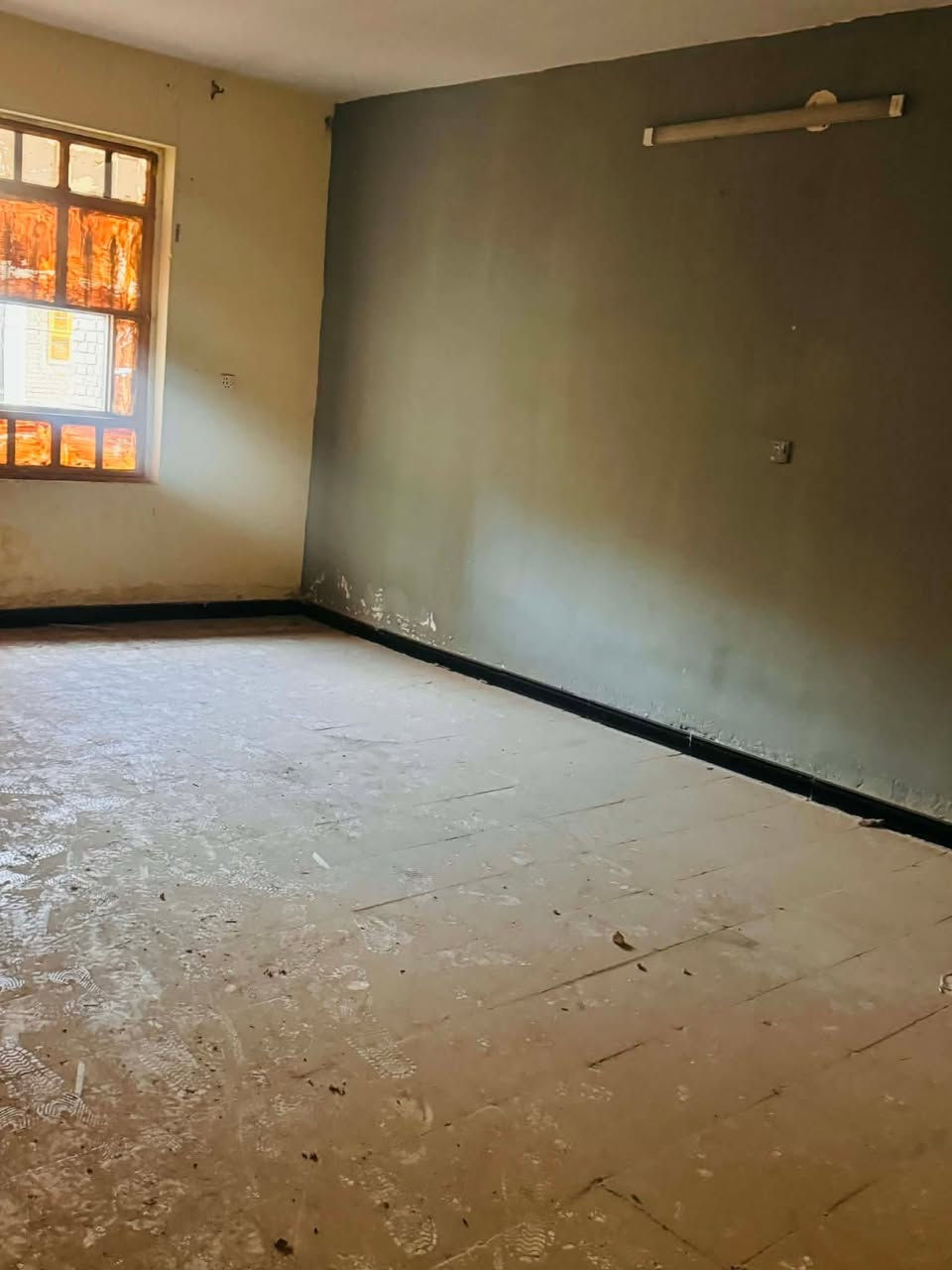 بيت بالبلديات بالصحفيين 
100 متر ملك صرف طابق ونص بموقع جيد 
الطابق الارضي غرفة واستقبال 
الطابق الثاني غرفة كبيرة فقط
البيت بي نقص حمام ومطبخ
وتأسيس كهرباء وماء ومجاري 
الواجهة خمسة في عشرين الموقع افران قلعة لبنان يدخل من يمها وثالث فرع عاليسرى هو البيت طابو ملك صرف السعر ١٨٥ وبي مجال ***********
