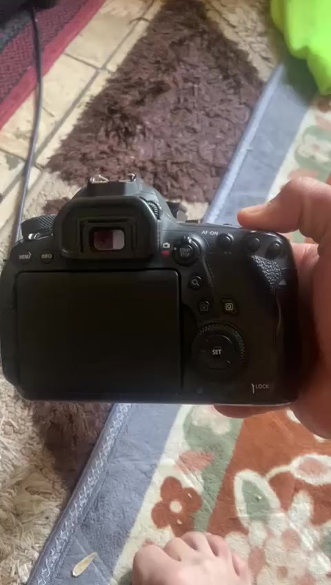 سلام عليكم كامره كانون D6 عدسه ٧٠/٢٠٠ فتحه ٢.٨ مكان بغداد الحريه ***********
