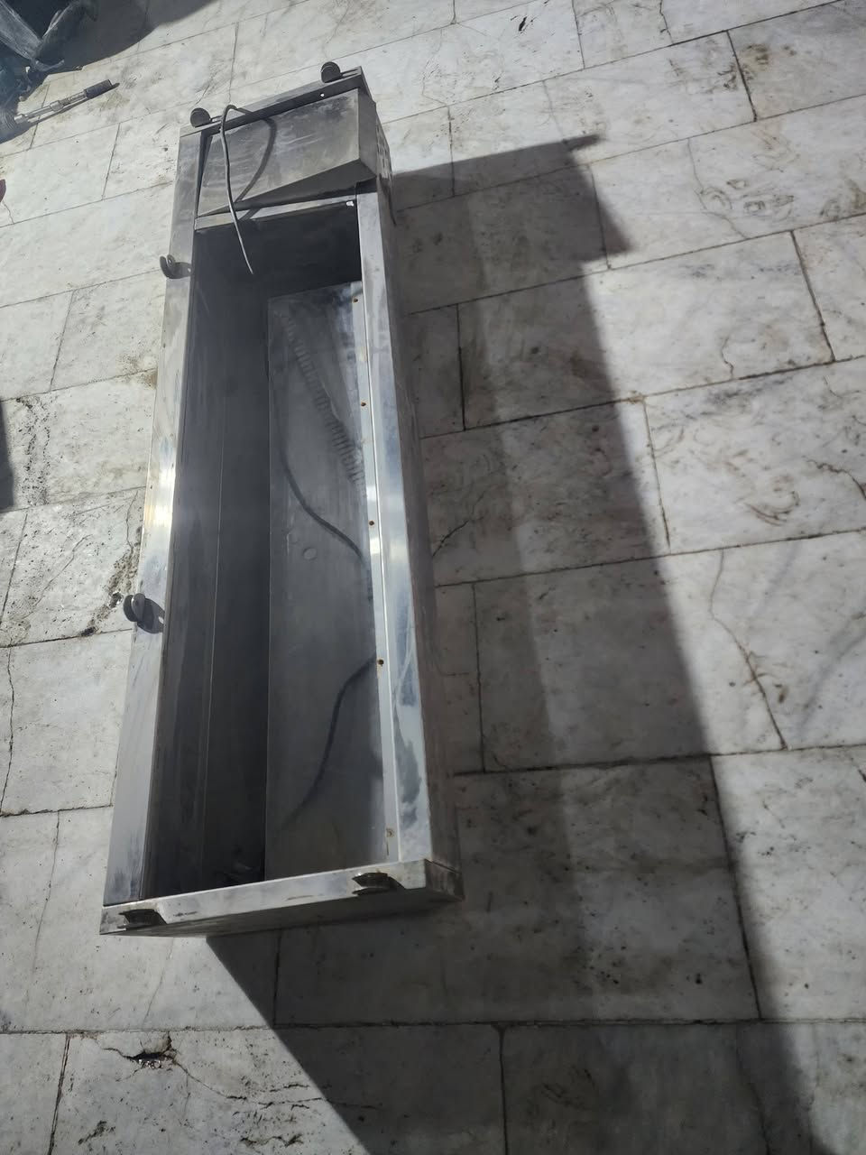 السلام عليكم
كنتاكي شغال شاشا خظرة نقص ماطور وكيج ضقط
كرل بركر 
حمايه كنتاكي 
طباخ ٤ عيون نقص عيون 
حمايه جبن 
عربانة صمون 
ميز استيل 
كراسي عدد ٨ 
بوجة حجم متر ونص 
براد بيتزا ما يبرد 
المكان بغداد ابيع شلع السعر مليون و٤٠٠ تفاصيل اكثر خاص او اتصال ***********
