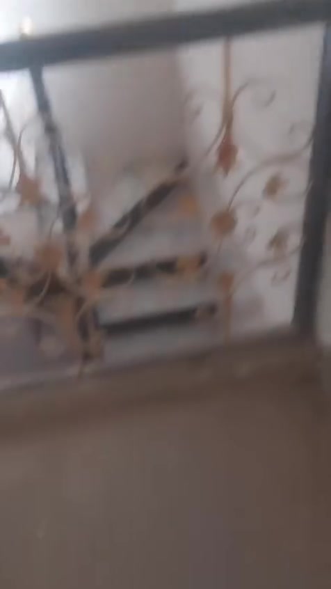 دار للبيع غرفة نوم مطبخ صاله استقبال  صب مسلح بناء حديث طابوق مساحة ميه وخمسه وعشرين متر العنوان حي طارق القديم رابع فرع  بالبداية مقابل البانزين خانه ما انوار المدينة اسعر  65   اتصل اذا أنت شراي ***********

