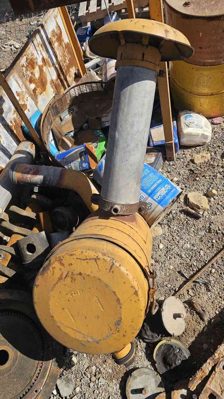 عندي غراض مكينة كوماتسو للبيع غراض جديده ٠٠٠٠الاتصال ع الرقم التالي ***********
