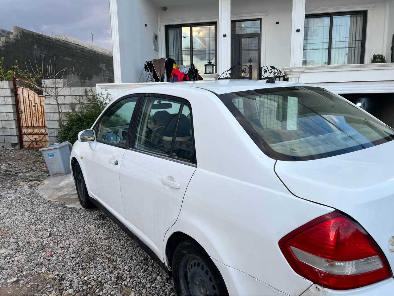 نيسان تيدا 2011گيرتؤماتيك ناوزةرد نموونة لةجواني مالي فةقيرة 
سةنةوي بةسةر چووة 
تاحويل خرامة براوةًبةشةرت پيشو بشتي 

كةپسة 

ناو كةلةكاني هيجي پيوةنية بةشةرت سةقفي بؤياخي نية كةميك ساردةي هةية 

سيارةكة هةرزانة خواربازار نةبوو نةتةويت
ناونيشان رانية ***********
*********** رانية, السليمانية
