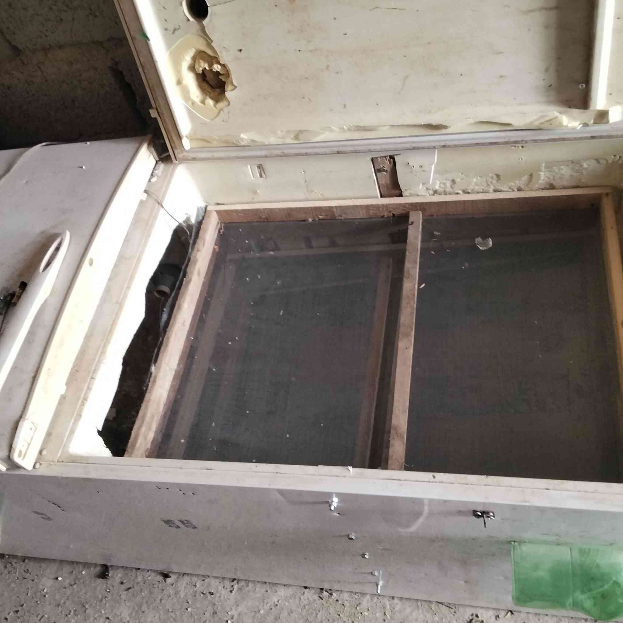 فقاسة تقليب جرار متحرك السعة 600بيضة مجربة نسبة التفقيس 80 بالمية بسيطة الاستعمال تاخذ اقل من نص امبير السعر 150 الف ***********
