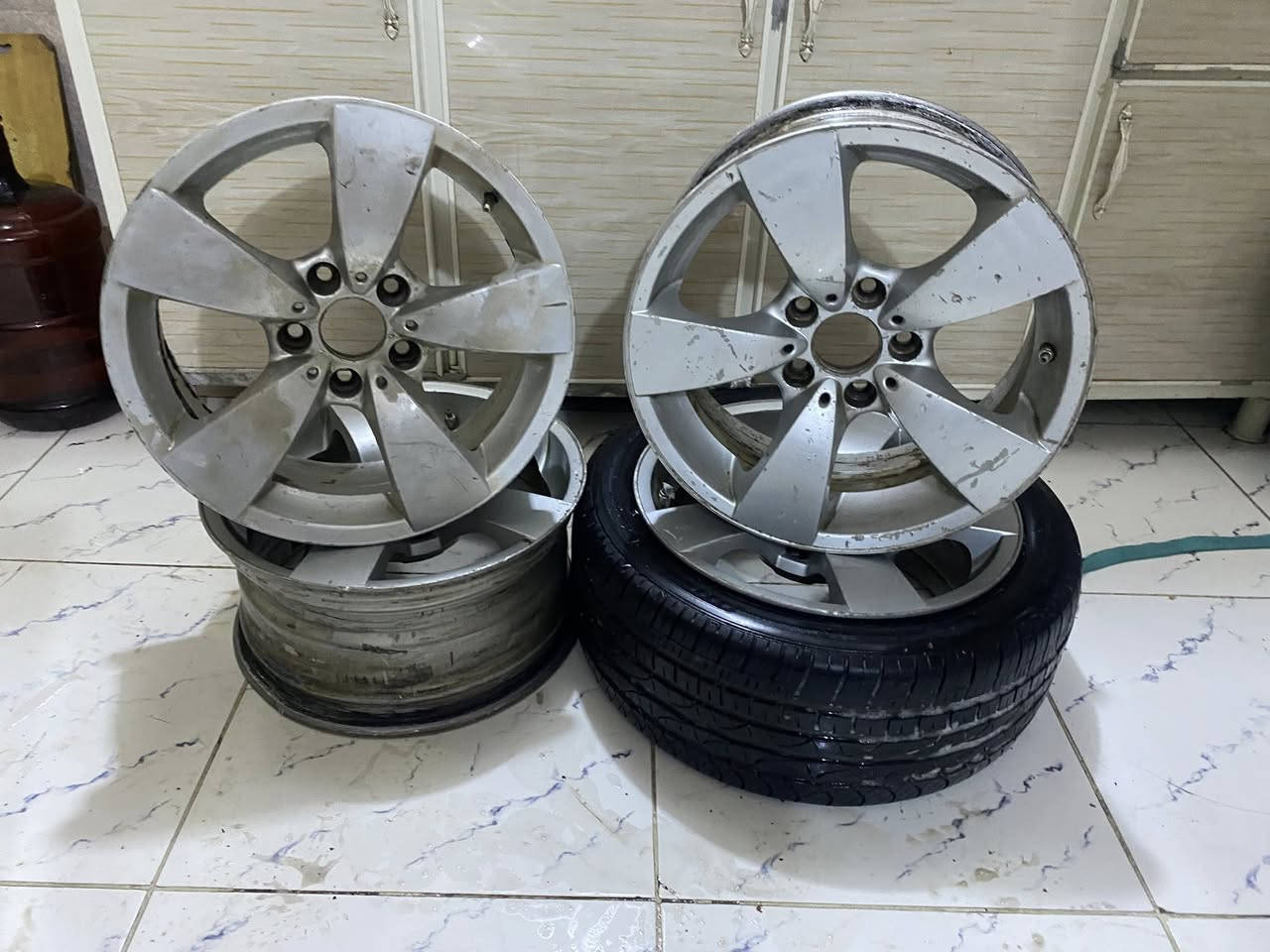 السلام عليكم
تخم ميماتي حجم 17 اصلي 
بدون تاير 
زوج بي تصليح كامل 
بي إخلاف بسيط بل نقشه 
 
بسعر فافون شباب 150الف 
مراوس عادي نتوالم 
مكاني بغداد الدوره 
***********
