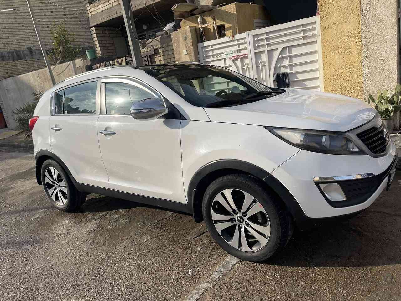 سبورتج للبيع موديل 2011 فول عده البصمه
داخل جديد 
مكنيه جديد
كامره وحساس خلفي 
سياره بدون صبغ
فقط دعاميات صبغ 
بيها مكانات بارد 
مكاني بغداد الكرخ
اتصال خط او واتساب 
***********
