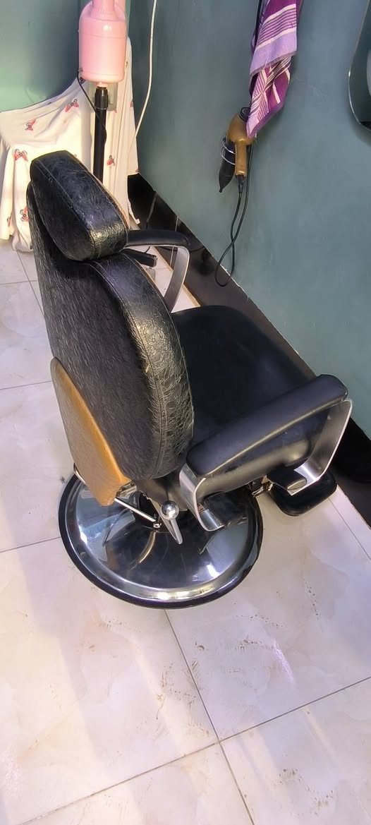 سلام عليكم ورحمة الله 
كراسي حلاقه  2 قطعتين  
الاسود الشبح سعره 210الف 
والتاني الناعم سعره130الف 
للاتصال على الرقم/***********
