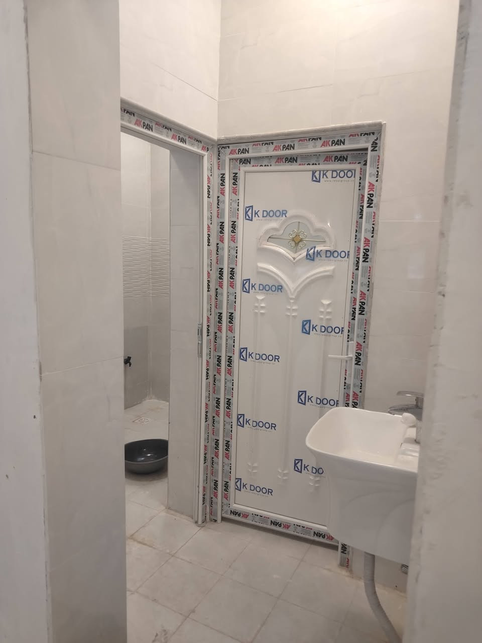 دار البيع مساحه ٢٤٠ متر بيت بناء حديث غرف نوم ٦ سويت موقع موحيه سعر ***********
