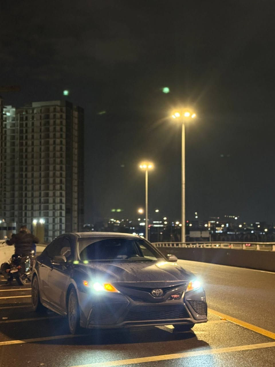 سلام عليكم كامري 2024 للبيع ماشيه 28 بلاك توب فول عدى الفتحه *********** مكان بغداد  سياره هايبرد ب 190 حادث بابين وجاملغ بدون دواخل
