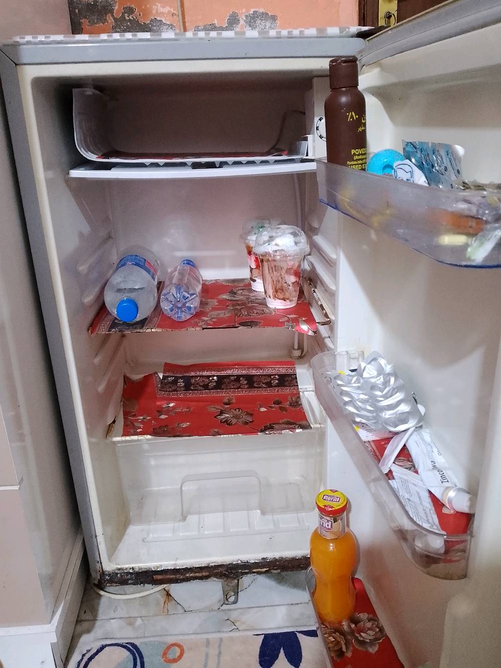 ثلاجه صغيرة للغرف
تبريد + فريز تجميد ثلاج 
صغيرة + مستعملة + نضيفة + تشغتل ١٠٠% العنوان - البصرة - الهارثة 
الاستفسار وتساب ***********