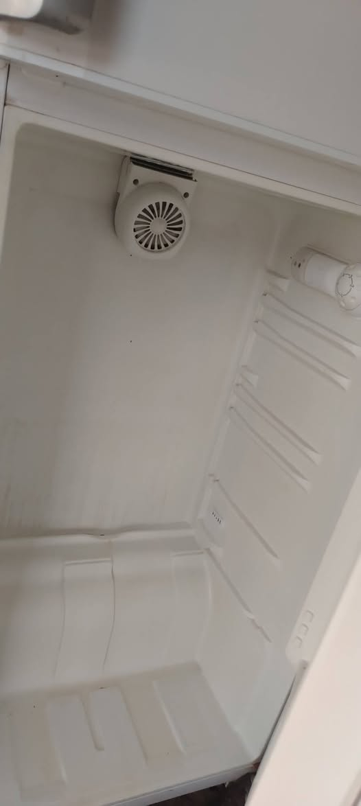 ثلاجه جديده ستخدام قليل سبب البيع اريد اشيل الثلاجه شرط حجم كبير عائلي سعر175 والله موسعره بس بعد منطره شسوي والله العنوان حي المعلمين رقم التلفون ***********وتساب

