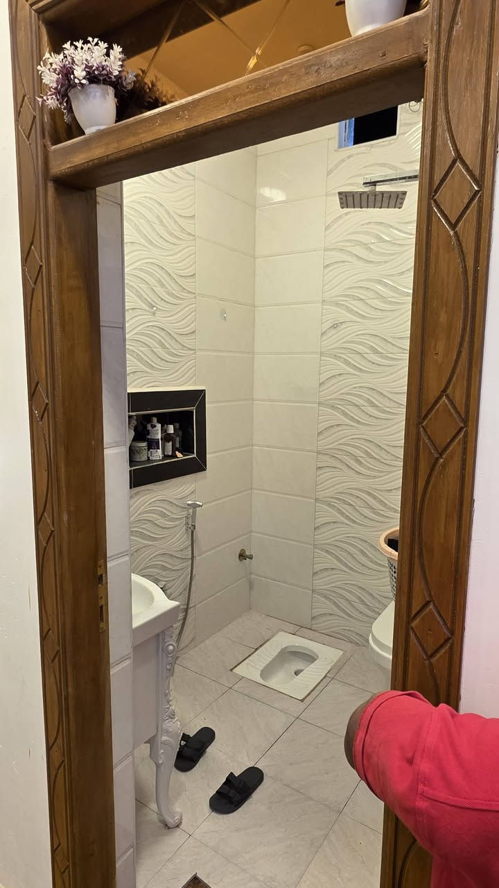 🔸️يعلن مكتب عقارات اطراف البصره🔸️
***********

عن بيت للبيع مساحته١٠٠متر طابقين
في شط العرب  شارع الصقر
_    جميع الخدمات متوفرة مدارس  مستوصف ماء كهرباء شارع ١٠متر تبليط بناء٢٠٢٥
 
🔹️السعر  ٨٠وبي مجال🔹️

التفاصيل:٤ غرف منام وصاله ومطبخ  واستقبل وصحيات 
 
■طابو صرف زراعي بأسم عراقي ■
&بناء بلوك درجه اولى  بناء حديث& 

عنوان// المكتب  عقارات أطراف البصره شارع العام ركن الفيروزيه
الاستفسار 
متوفر واتساب***********
