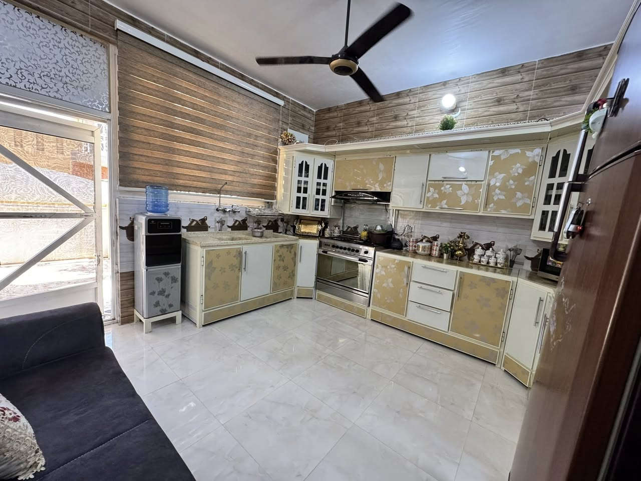 السلام عليكم
دار للبيع 🏠 
مساحه ٢٢٠ متر طابو زراعي 
يحتوي على استقبال مطبخ صاله غرفه نوم صحيات خارجيه وداخليه طرمه وحديقه ومنور 
بيت جديد كلش 
العنوان بغداد المدائن سلمان بأك 
بضهر تقاطع حساني بدايه منطقه محمد الوسمي 
بسعر مناسب 
الاستفسار
***********
