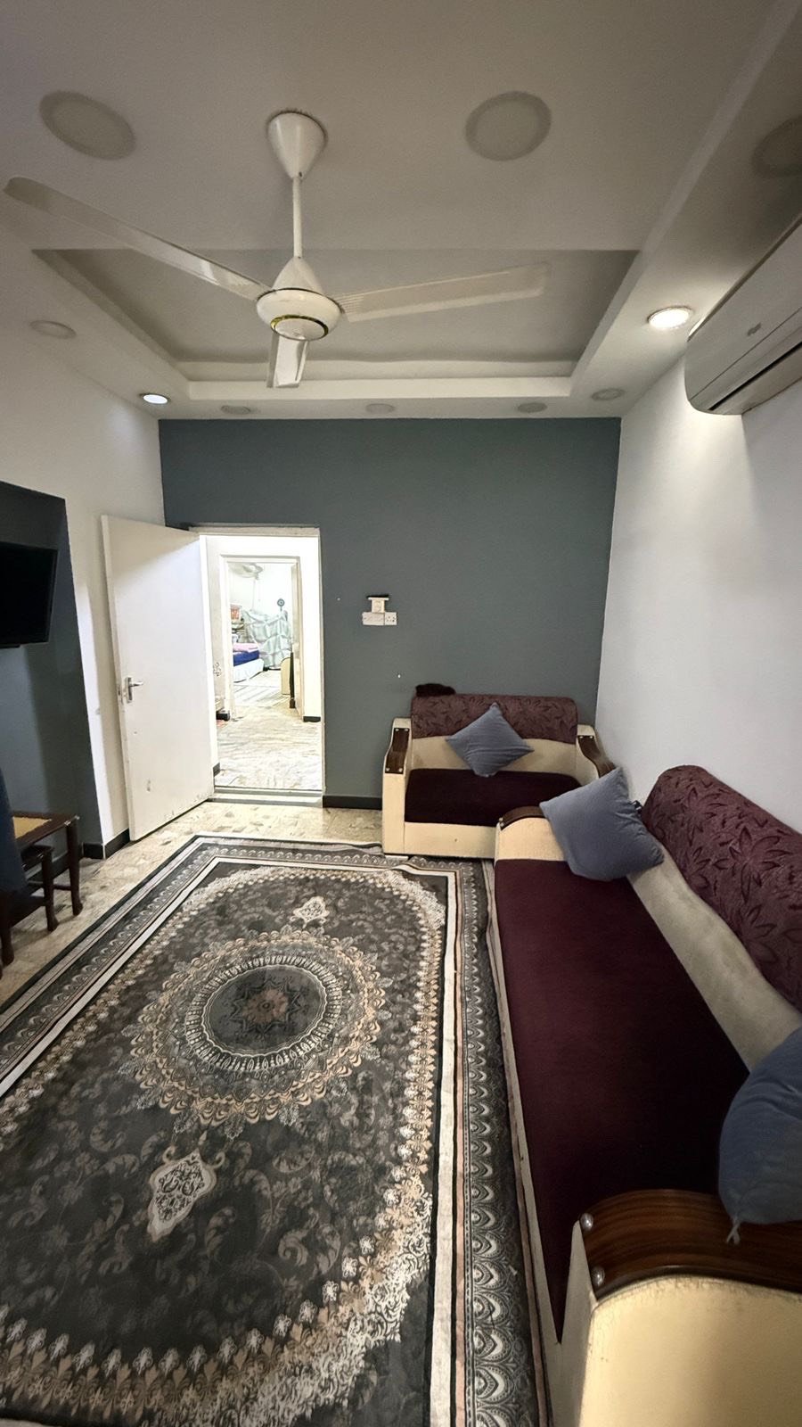 بيت للبيع العنوان كراده داخل مقابل حسينية ال مباركه فرع علوة الفكهاني  الشارع مغلق بي ساحه بالأخير تستدير بي السيارات  البيت مساحته 144م واقع حال 9 واجهه نزال 16 سند مستقل طابو صرف يقره بلسند 138 م استقطاع الشارع للبلديه عرض  الشارع 6م البيت 3طوابق استثمار
الطابق الارضي 3 غرف نوم +صاله +مطبخ +صحيات  سيراميك
الطابق  الأول 2 نوم +صاله +مطبخ+ صحيات سيراميك 
الطابق الثاني 2نوم +صاله+مطبخ +صحيات سيراميك
للاستفسار ‭٠٧٧١ ٣٤٦ ٦٢٧٩‬- ‭٠٧٨١ ٨٢٢ ١٨١٨‬