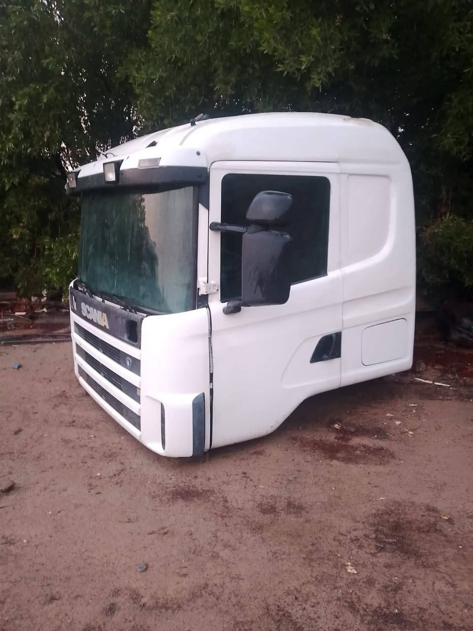 السلام عليكم قماره سكانيا للبيع ٢٠٠٤جديده ودواخلها كامله مكانها البصرة الزبير ***********
