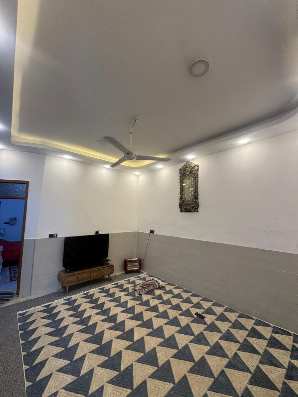 دار سكن طابو صرف في حي الأمير ( الثاني )
يقع على شارع ( ٣٠ ) م 
بناء طابوك - صب كونكريت 
مساحة ١٥٠ م 
يحتوي على ( غرفتين ) نوم
والثالثة طابق ثاني مع صحيات طابق ثاني  
صحيات داخلية + خارجية 
البيت مطلوب سلفه ( اسكان ) ( ٣٥ ) مليون 
يتم تنزيل من السعر ( الكلي ) 
تحويل ( مباشر ) - ( بناء درجه اولى ) 

للاستفسار مراجعة مكتب ( غيدان ) للعقار  
واسط - الزبيدية - مقابيل حي ( الصناعي )  
***********  
*********** محمد سيد غازي
