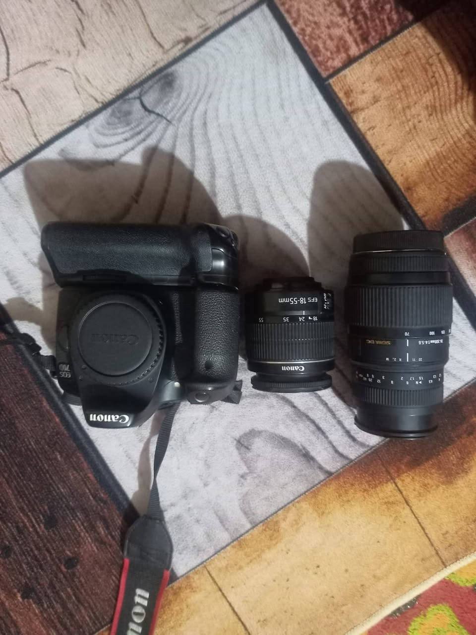 للبيع كاميرا احترافية غنية عن التعريف Canon EOS 70D نظيفة جداً وجاهزة للاستخدام المباشر الباكيج متكامل ولا تحتاج لشراء أي قطعة إضافية (مثالية للمبتدئين المحترفين وصناع المحتوى)
📦 الملحقات والمواصفات الشاملة
​جسم الكاميرا (Body) كانون EOS 70D الأصلي يتميز بشاشة متحركة تفاعلية تعمل باللمس (ممتازة لتصوير الفيديو والـ Vlogs)
​قبضة بطارية (Battery Grip / كرب) مرافقة للكاميرا لتسهيل التصوير العمودي وإعطاء مظهر احترافي وثبات أعلى
​العدسة الأولى عدسة زوم وتقريب Sigma 70-300mm f/4-5.6 (ممتازة لتصوير الطبيعة والرياضة)
​العدسة الثانية العدسة الأساسية Canon EFS 18-55mm (مثالية لتصوير البورتريه المناظر الطبيعية واليوميات)
​الطاقة والذاكرة
​بطاريات عدد (2) أصلية لتكفيك في جلسات التصوير الطويلة
​كارت ذاكرة (رام) عدد (2) لتخزين آلاف الصور ومقاطع الفيديو
​شاحن الكاميرا الأصلي
​الحزام الأصلي للكاميرا (Canon EOS 70D)
​الكرتونة الأصلية الخاصة بها (Box)
​أغطية الحماية الأمامية للكاميرا والعدسات
للبيع كاميرا احترافية غنية عن التعريف Canon EOS 70D نظيفة جداً وجاهزة للاستخدام المباشر الباكيج متكامل ولا تحتاج لشراء أي قطعة إضافية (مثالية للمبتدئين المحترفين وصناع المحتوى)
#السعر550
العنوان النجف الاشرف
***********

