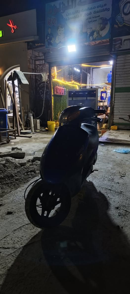 سلام عليكم دراجه سوزوكي ستين خبط دراجه جديده جديده طلعت من معرض وتخزنت وضلت على وكفتها سنتين بسبب شتريت سياره 
دراجه تايرات جدد
 كلوب عالي ناصي 
سلف هندر 
شلعه دراجه خير من الله 
دراجه عتازيت وريد ابيعها دشبول كله شغال عداد وضويات بس مال بانزين يخربط بس هم شغال 
فقط ملاحظه صغيره بيها صوت بل كلجات بل خرز شي كلش طبيعي متكلف عشره 
سعرها 275 وبيها مجال للشراي مكاني بغداد زعفرانيه الله شاهد تاخذها وتدعيلي 
***********
