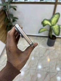 15 برو ماكس  ذاكرة 256 بطارية 90 ماستر شرق اوسط  نضيف جدا  فقط هذه الن...