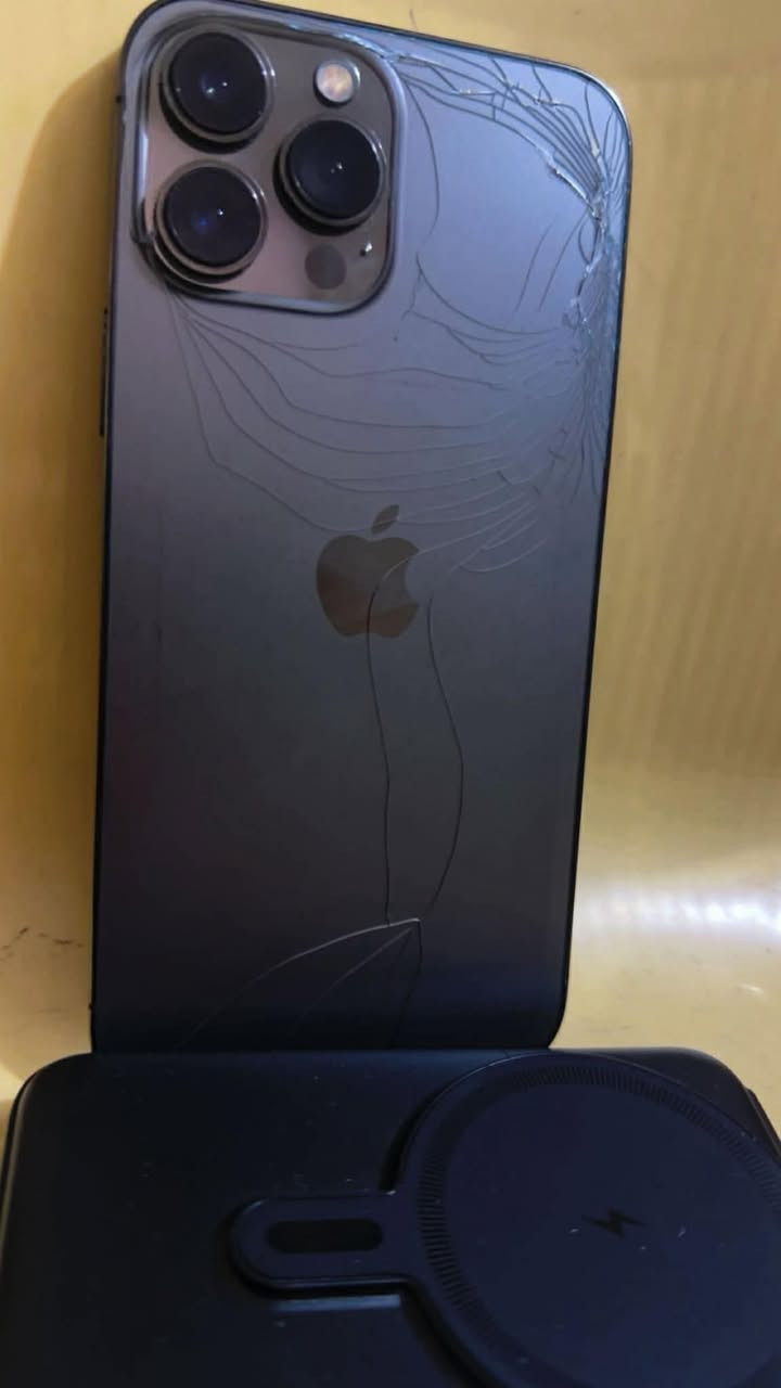 سلام عليكم 13برو ماكس جهاز وتر ممفتوحه ولا داخل صيانه ابد
فقط الضهر ماله مكسور 
السعر 600 وبي مجال 
بطاريه 87
العنوان مدينه الصدر 
الرقم ***********
