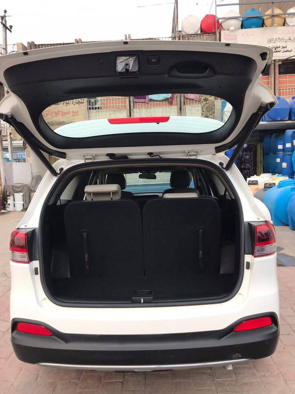 لسلام عليكم سورنتو موديل 18 فول الفول 1/1  عداد المسافة 77 سيارة خليجي يوجد صبغ نص باب السائق ونص الجاملغ الأمامي  نفس الجهة لمعرفت المزيد اتصل علي ***********
