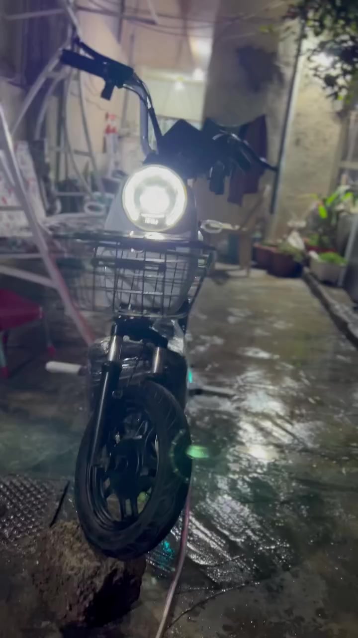 بايسكل شحن للبيع!!
المواصفات:
1-اربعة كير يطيرك 
2-ليدات بيها 
3-اشارات يمين يسار ودبل اشارة مثل مواضح بالفيديو
4-4بطاريات دبل ركز ! دبل 24A
5-يجي وياها بصمتين وسويج بلادي مال شركة
6-بريكات حساس 
7-السرعة 60
8-بي مدخل للشحن عند ستاند الهاتف من الشركة 
9-تكدر تتحكم بالاضاءة ناصية او عالية
10 دبلات من ورى و من كدام بلادي

وملاحظة: الضرر  بس جاملغ امامي ماكو والجوزة مكسورة بس

 سبب البيع!!: لشراء غير دراجة

العنوان / كركوك حي الواسطي 

السعر/350وبي مجال 
للاتصال او الاستفسار الاتصال عالارقام
***********
***********
