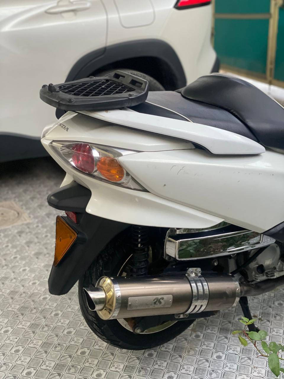 السلام عليكم فورزه0/10 للبيع الدراجه جديده ومكفوله وكلشي بيها شغال ومكفوله من كلشي بيها بس التريشه شويه مكسور من عدها الدراجه بيها تزويدات ويل وصلنصه وذني بس الخبره يعرف سعرهن الدراجه ماشيه بل 40 الف والدراجه s7 والكير كله شغال السعر 15 ‭0773 248 5629‬
