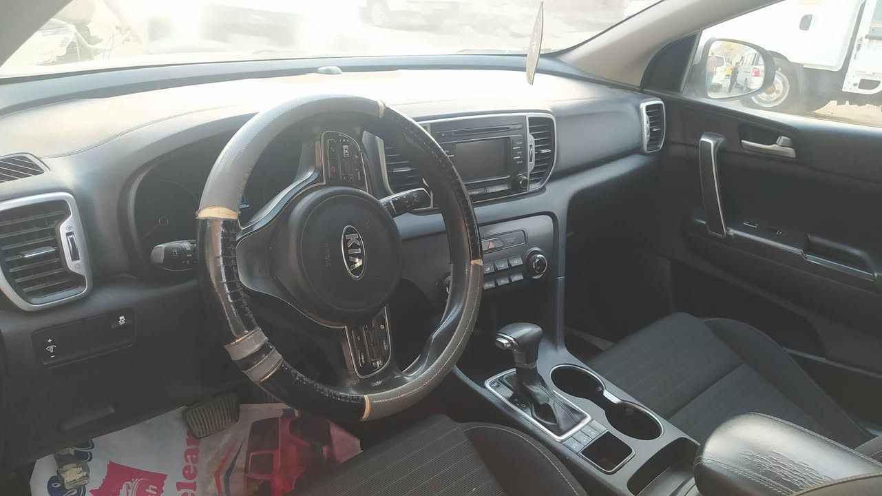 سبورتج امريكي 2018داخله كلين بدون حادث وبيهه شخوط بسيطه محرك 2400 قطعتين تبريد لون سلفر جاهزه مجهزه كلشي متخسر عليها غير دسكاترقم بابل باسمي مداور ثاني يوم للبيع الشراي يتصل *********** ب160 بينه شويه مجال
