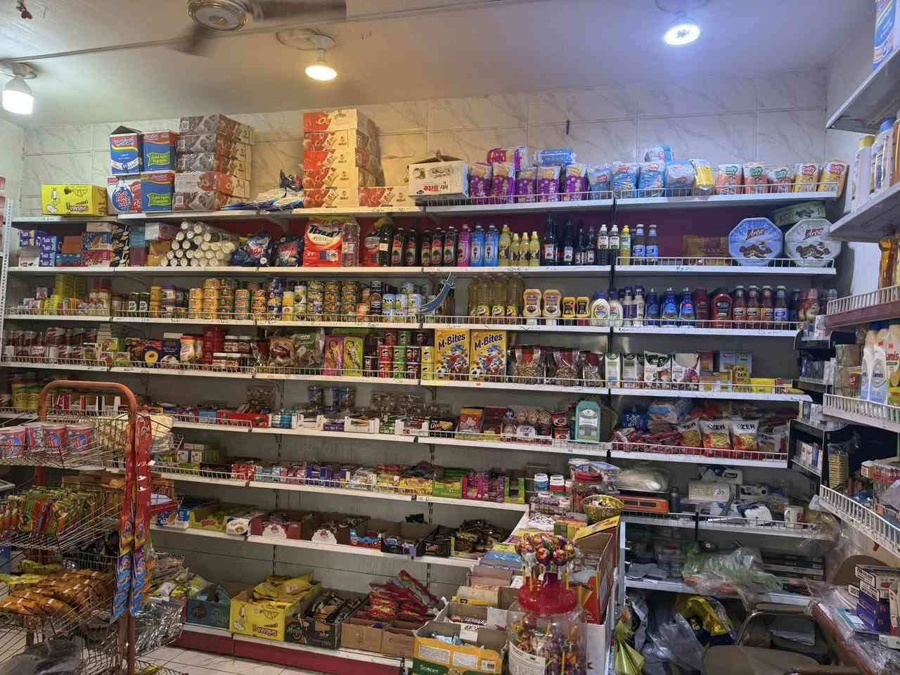 اسواق في حي الجوادين قرب متوسطه التقدم 
اسواق معروضه للبيع لعدم التفرغ 
بيها خمس عوارض 
اربعه للمحل 
وحده لشركه 
وبيها مجمده عدد اثنين 
وحده للمحل 
وحده لشركه 
بيها بيها اربع سلات جبس
ثنين للمحل 
وثنين للشركه 
التواصل خاص اول واتساب 
***********
