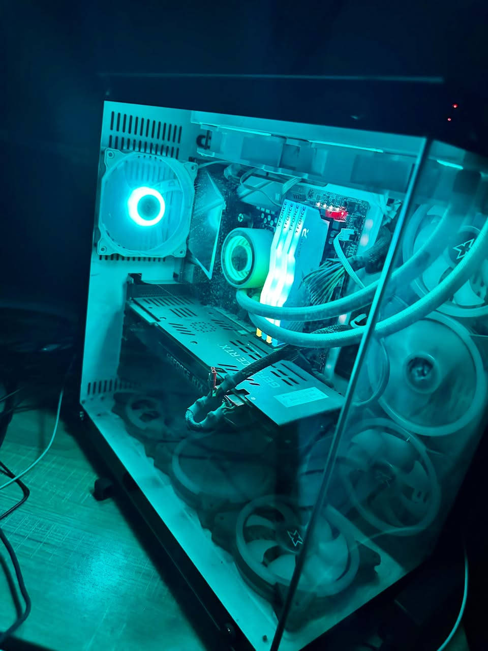 السلام عليكم 
حاسبه نظيفة وشاشة للبيع 
مواصفات الحاسبه 
Intel i9 9900K
RTX 2080 super
Ram 32G DDR4 3200 
SSD 2 terabyte
P.S 1000W Gold
M.B Msi Z390 Gaming Edge AC (ms-7B17)

سعرها 1.150.000

اما الشاشتين 
الاولى HP 25mx /144hz /1080p /1ms
سعرها 150.000

الثانيه HP 25er /60hz /1080p
سعرها 80.000

علما ان تم تبديل مراوح جديدة وما ناقصها اي شيء 

للتواصل على الماسنجر موجود او اتصل على هذا الرقم 
*********** ومتواجد واتساب
مكان الحاسبه بغداد
