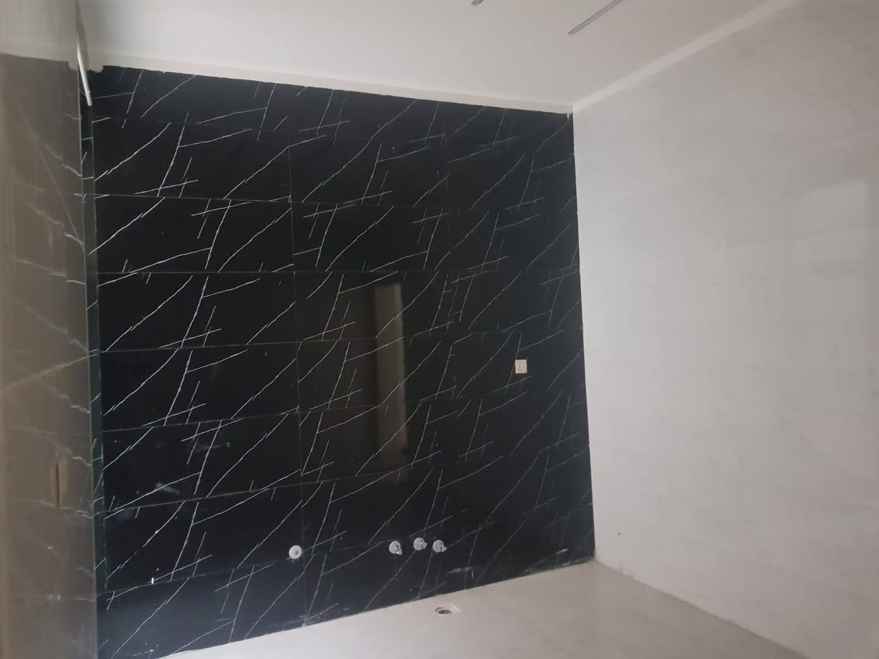 السلام عليكم دار للبيع حي الوفاء المساحه 100 متر طابقين ثلاث غرف نوم صالتين استقبال تخاريج كامل.         موقع مميز منطقه جدا راقيه.           بناء حديث 2026.        باحدث التصاميم الهندسيه.       و   ب  ارقه المواد الانشائيه.             بيت مرتب.    السعر 175.  مليون  وبي مجال     ***********
