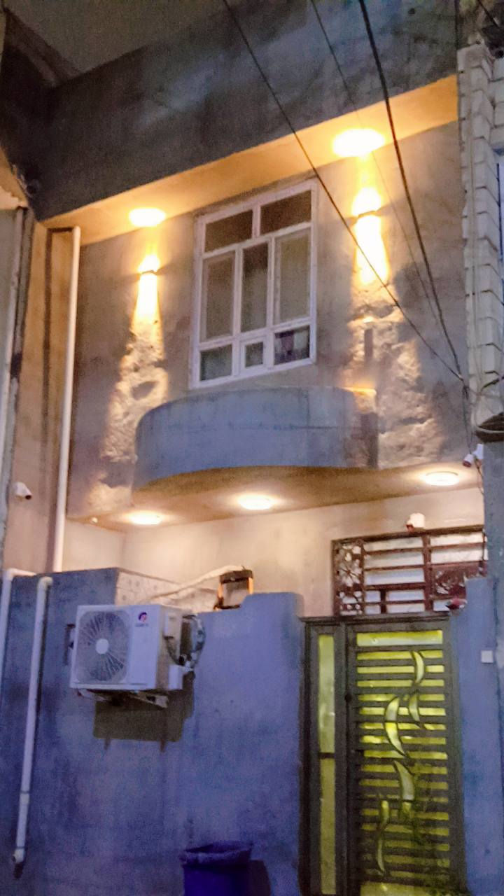 سلام عليكم  بيت البيع 50  متر اقرا محكمه سند 25  قرب مرقد الحر مجمع الذهبي  البيت طابقين يحتوي على طبق الاول استقبال + صاله +مطبخ +صحيات خارجيه +صحيات داخليه الطابق الثاني غرفتين +صحيات الطابق الثاني 
مكلف بالنشر هذا الرقم صاحب الدار ( ***********)
