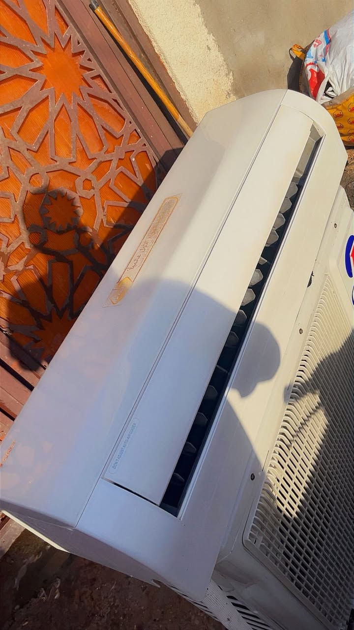 السلام وعليكم اخوان للبيع سبلت نوع كري الاصلي  2 طن غاز مفول وعل فحص نفخ نضافه90/100 احلى من الصور بهواي كفاله من فتحت البرغي تبريده ثلج ❄️☃️🧊+ تدفئه 🔥🐦‍🔥❤️‍🔥 كامل ملحقاته بواري جدد وايرات ريمونت حديده السبلت غازه مالت الشركه مقفول بي مغسول وجاهز  جيب وشد السبلت تجي تاخذة من باب بيتي وياه ضمان على الفحص كامل مكمل راديتراته صفر بعدهم الكري  معروف بتبريده ودفعه القوي
السعر : 400 وبي مجال 
الموقع : بغداد شارع فلسطين
للاتصال : ***********
