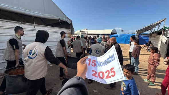 أقصر خطبة للشيخ عبد القادر الجيلاني: لقمة في بطن جائع خير من بناء ألف جامع، وخير ممن كسا الكعبة وألبسها البراقع، وخير ممن قام لله راكع، وخير ممن جاهد للكفر بسيف مهند قاطع، وخير ممن صام الدهر والحر واقع، وإذا نزل الدقيق في بطن جائع له نور كنور الشمس ساطع، فيا بشرى لمن أطعم جائع".
للتبرع والمشاركة والاتصال لاهل غ زة ومحفظات الكترونية داخل العراق وخارجها  ***********
