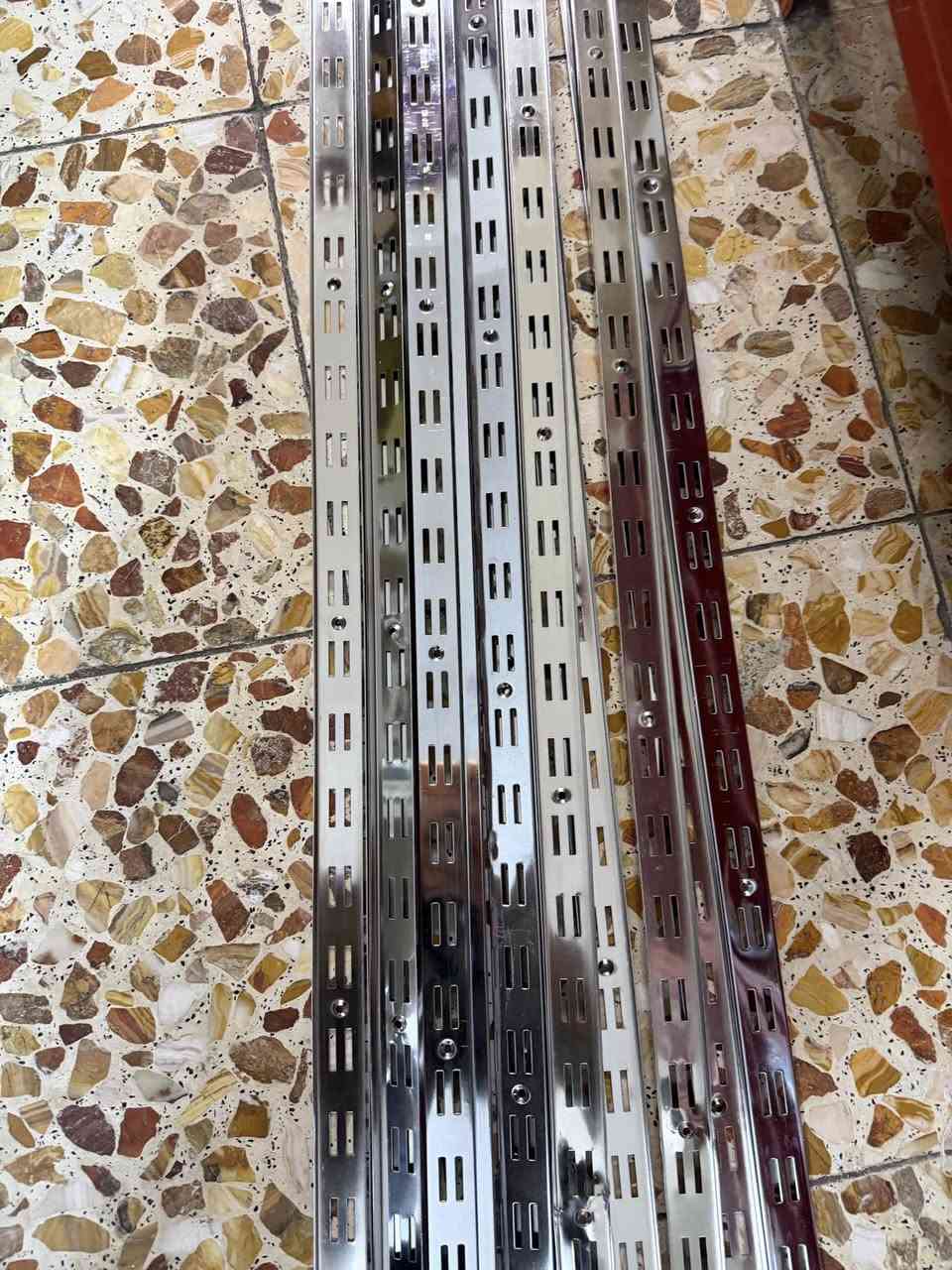 السلام عليكم عندي الطوال 20 قطعه واليدات تقريبا فوك ال 100قطعهمكاني بغداد بلديات قيم باليرضي الله 
***********
