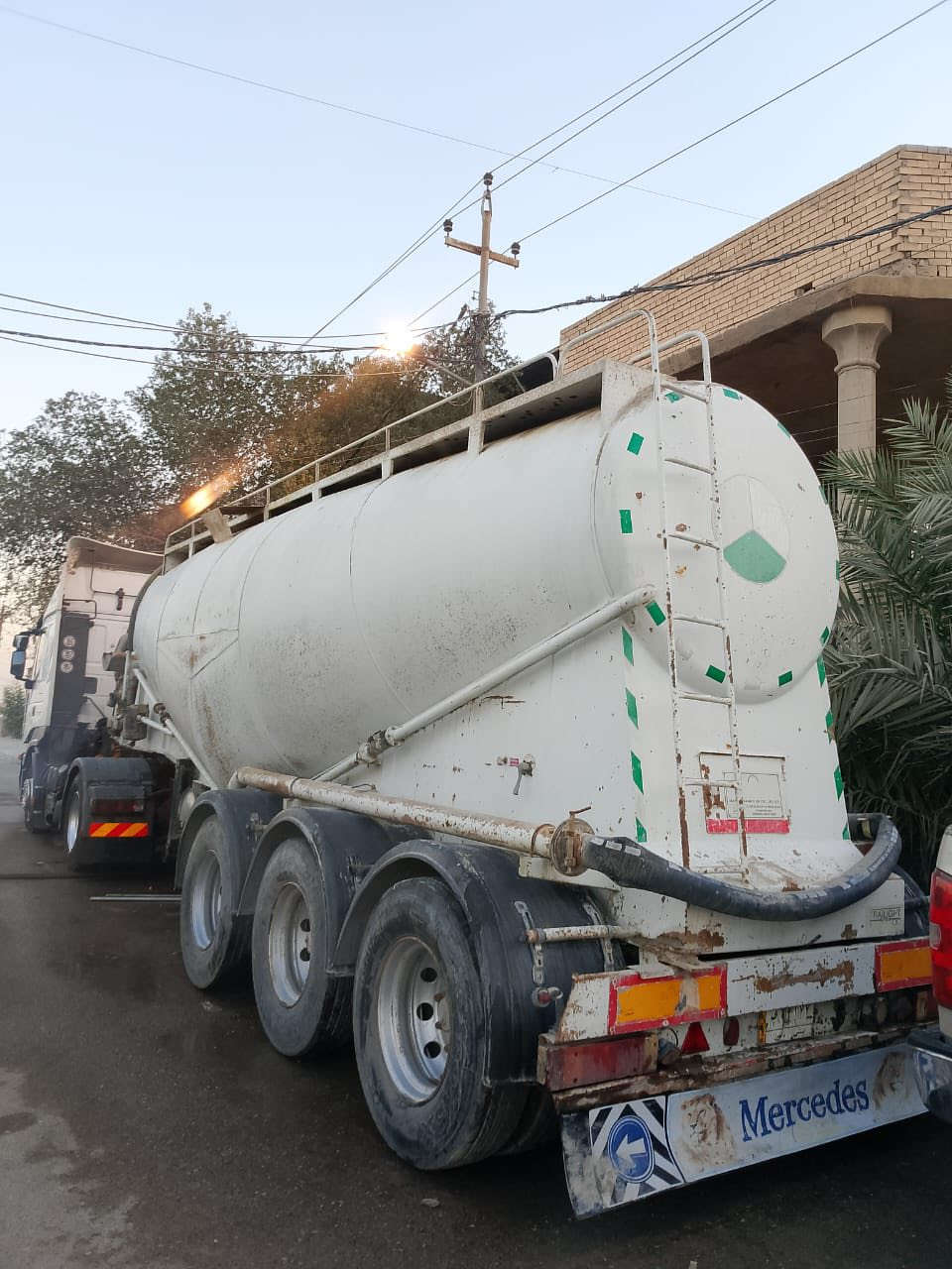 سايلو البيع مزوج ثلاث محاور حمولته ٣٨او٣٩دويز جديد خير من الله السعر ٧٥وبي مجال حك الجيه العنوان البصره ***********/***********
