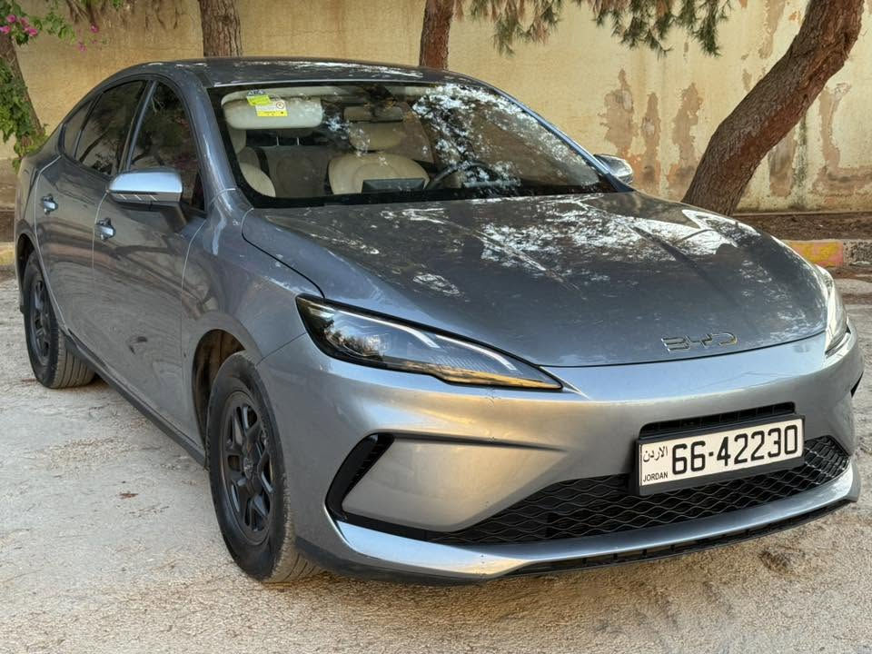 2025 BYD SEAL 05 D-MI PLUG-IN HYBRID
بي وي دي 2025 للبيع بسعر مغري 
قاطعه ٣٣ الف كيلو 

محرك البنزين : 
1500 سي سي
4 سلندر 
بنزين 
السيارة تقطع بالفل 2100 كيلو متر 
سعة خزان الوقود 65 لتر 
حجم البطارية : 7.68 كيلو واط و تقطع بالشحنة 55 كيلو متر و يمكن شحنها 
نوع البطارية : ايرون فوسفات الحديد 

يمكن السير على البطارية الكهربائية بالكامل 

الاضافات :
 مقاعد جلد 
 شاشة امامية كبيرة و متحركة /  كاميرا )
 تحكم طارة
 مثبت سرعة
 بصمة تشغيل و دخول
عداد ديجيتال 
حساسات اصطفاف امامية و خلفية
 اضوية امامية Led
 اضاءة نهارية Led
 هاندبريك الكتروني
 جنط المنيوم
 مداخل شاحن موبايل سريع جير ماوس
وسائد هوائية
فتحات مكيف خلفية
 صندوق خلفي كهرباء 
 خاصية ال Smart drive )

Blind spot monitor  حساس النقطة العمياء 
Collision warning system  نظام تنبيه الاصطدام 
Lane assist  تحديد مسار 
Auto park  اصطفاف ذاتي 
Bluetooth  بلوتوث 
Auto lights  اضاءة ذاتية 
Navigation Maps  نظام خرائط الملاحة 
Airbags  وسائد هوائية

السعر : ١٤٩٥٠
 
للتواصل : 0798236090 
‏


**إذا كنت صاحب هذا الإعلان وتريد حذفه لأي سبب، رجاءا أرسل رسالة إلى الدعم الفني**