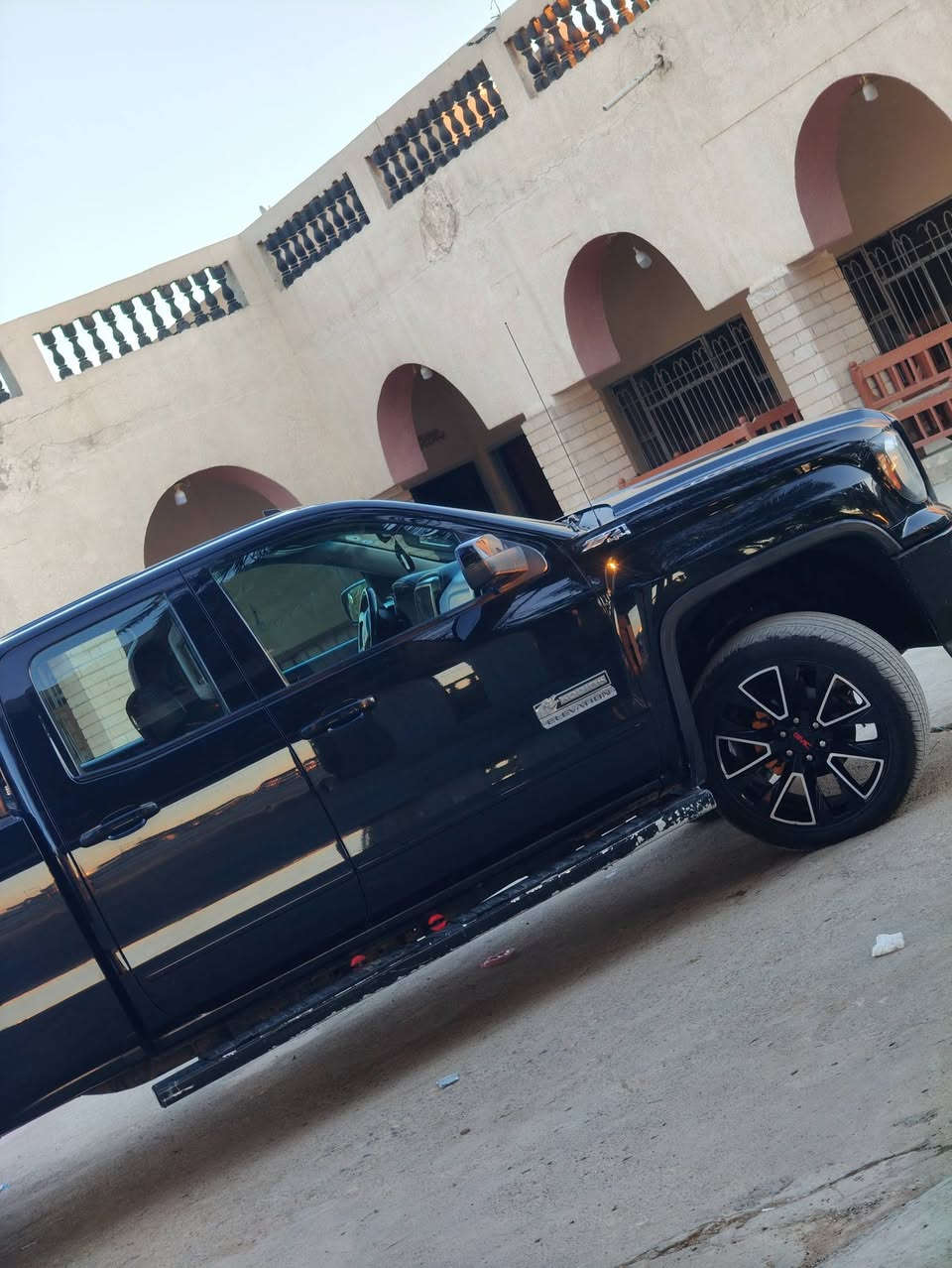 السلام عليكم
جمسي سيرا للبيع
موديل 17 

محرك 5300 
تشغل عن بعد
باب قصير بدي طويل
ضرر باب السايق فقط بدون دواخل 
وهنا بلعراق جاملغ خلفي جهت السايق بي بارد وصبغ شي قليل 
بجم كبس كير محرك كفاله 
سياره خير من الله نصبه تخبل 
رقم اربيل تحويل مباشر
مكان السياره ديالى بعقوبه 
السعر 185 وبيهة مجال للشراي
خابر وتدلل ***********
