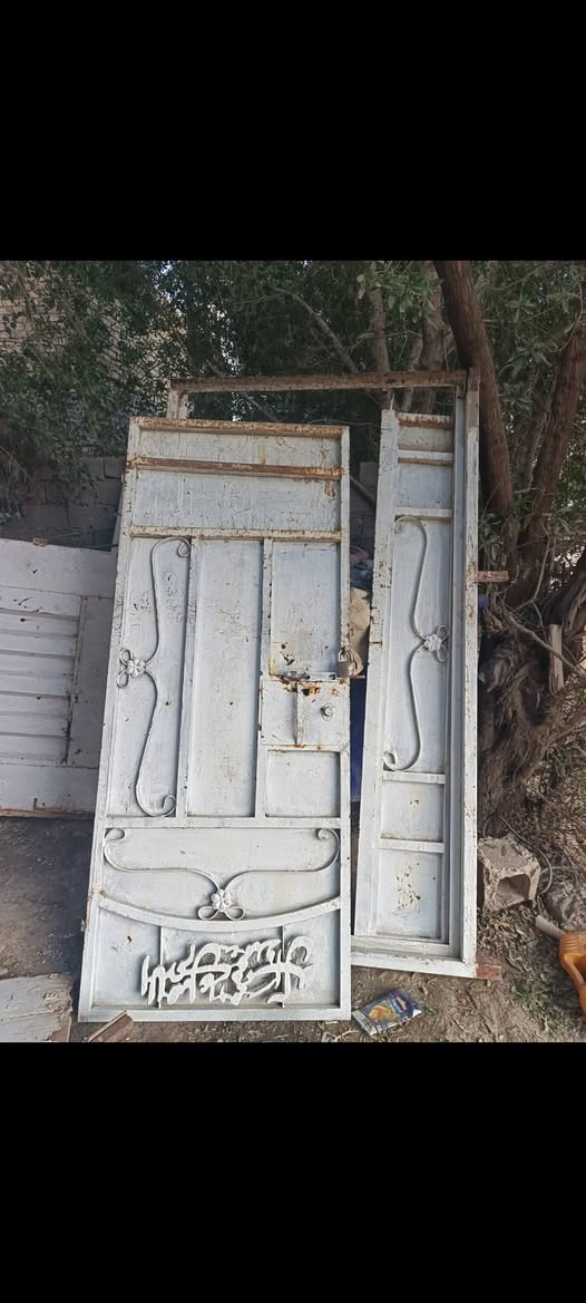 بيبان حديد  كبار ثنين  واحد 3متار واحد متر ونص للبيع سعر مالهن  120وبيهن مجال‏‪***********‬‏
