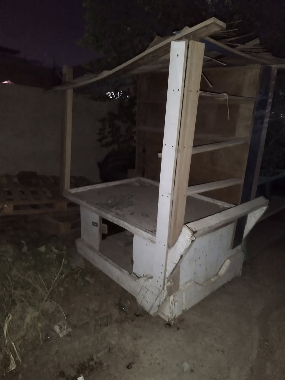 السلام عليكم عربانه خشب نضيف كلش ستعمال قليل بس تركناهه ورايدهه بسعر مناسب علما سكفهه شويه تعبان ورايدهه ب 80 الف بيهه رفوف وبيهه مخزن ترهم كلشي بس رتب سكفهه مكاني بغداد ابو غريب ***********    ***********
