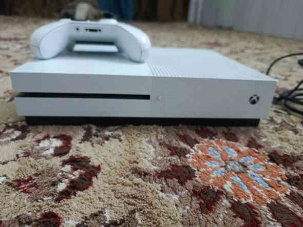 بلي إكس بوكس ون أس
نضيف ممفتوح 
السعر 200 ألف 
*********** واتساب
