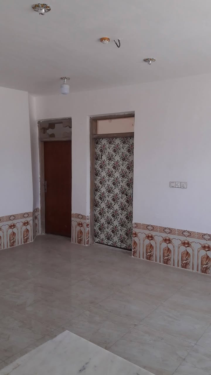 الشقة للايجار   🏡🏡
بناء حديث 
تتكون من  ٢ غرفه نوم  وصاله ومطبخ وصحيات
النعمانية  شارع  ٦٠  قرب جامع جعفر الطيار مجاور الصيدلية.
  للاستفسار الاتصال
***********
