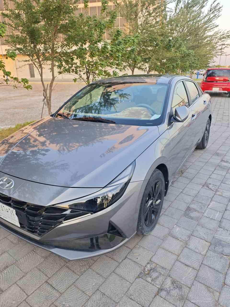 ​📣 سيارة للبيع: هيونداي إلنترا هايبرد 2023 (خليجي) 📣
المواصفات العامة:

​النوع والموديل: هيونداي إلنترا (Hyundai Elantra) هايبرد (Hybrid).

​سنة الصنع: 2023.

​المسافة المقطوعة (الممشى): 41 ألف كم فقط.

​المواصفات الإقليمية: خليجي.

​اللون: فيلي مميز (رصاصي معدني).

​اللوحة والترقيم: رقم بغداد.

​الفئة: كامل مواصفات (فول مواصفات) 

​✨ تفاصيل وحالة السيارة:

​الضمان والكفالة: السيارة مكفولة كفالة تامة من الشركة (محرك، كير، كهربائيات).

​حالة (الهيكل): توجد شخوط أو سحجات بسيطة جداً في الجاملغ الأمامي والخلفي (موضحة في الصور وبسيطة لا تؤثر على جمالية السيارة).

​الاستخدام: استخدام شخصي (على إيدي من الوكالة).

​الوضع القانوني والمالي: السيارة نظام أقساط؛ نمنح المشتري وكالة رسمية، ويتم التكاتب بشكل قانوني ومباشر مع صاحب السيارة الشرعي لضمان كافة الحقوق.

​💰 السعر وتفاصيل الاتصال:

​السعر المطلوب: 158 ورقة (15,800 دولار) وبيه مجال بسيط للشراي المعتمد.

​مكان تواجد السيارة: البصرة.

​للتواصل والاستفسار: يرجى الاتصال على الرقم: [***********] 📞

​ملاحظة: الممشى قليل والسيارة بحالة ممتازة واقتصادية جداً، جاهزة الاستخدام مباشرة.
