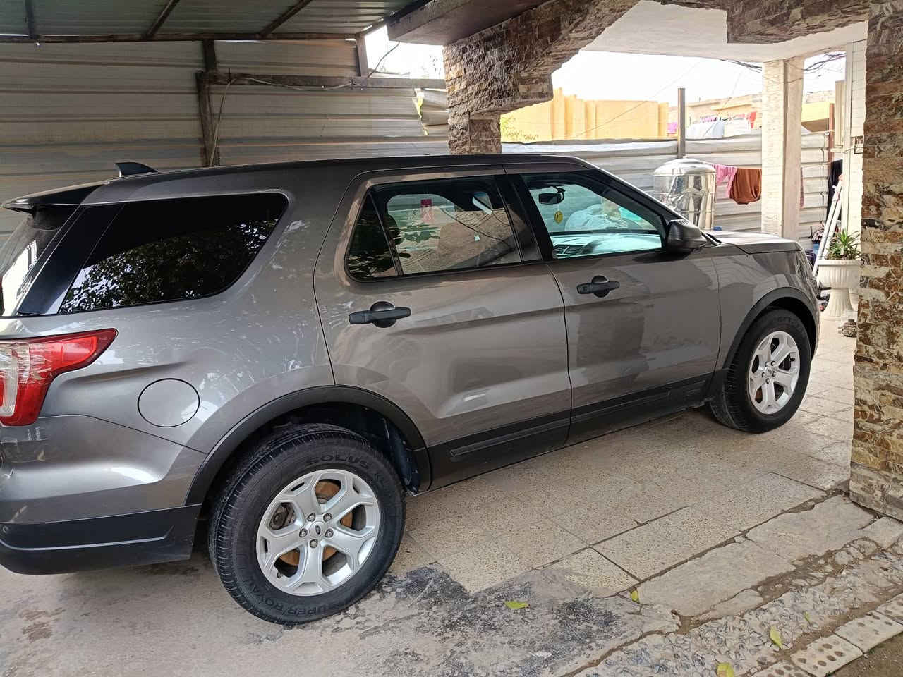 السلام عليكم فورد اكسبلور موديل 2019 رقم بغداد انكليزي هزة جديده سنويه جديده ورقم جديد باسمي شخصيآ تحويل مباشر محرك 6 سلندر 3700  كير تعليك شاشا كبيرة كامرة خلفيه دواره 
لايت زنون عالي ناصي السيارة بوليسي بيهه قطعتين ونص صور الحادث بالمنشور 
محرك كير تبريد خير من الله صدرهه زين للبيع او مراوس باقل شعندك نزل السعر 155 بيع سريع وهذا رقمي للاستفسار *********** مكاني بغداد
